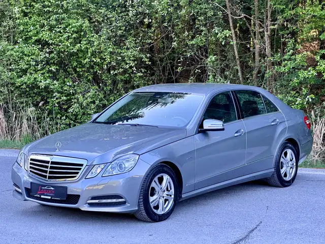 Mercedes-Benz 220 view 4