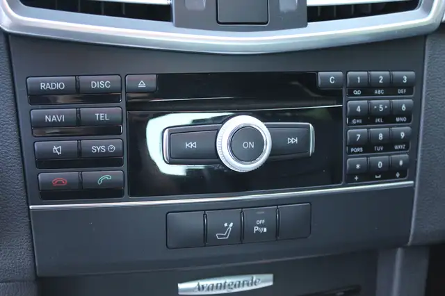 Mercedes-Benz 220 view 17