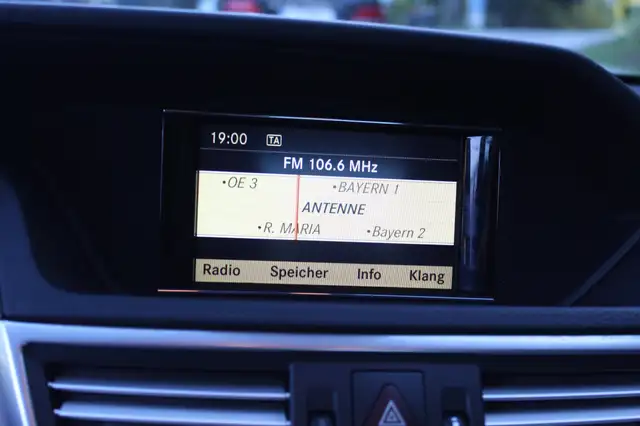 Mercedes-Benz 220 view 19