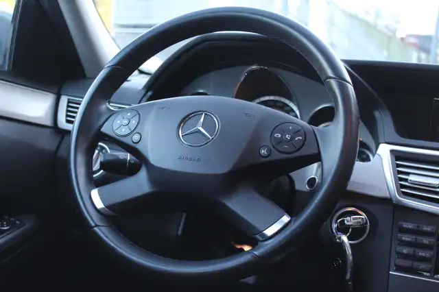 Mercedes-Benz 220 view 12