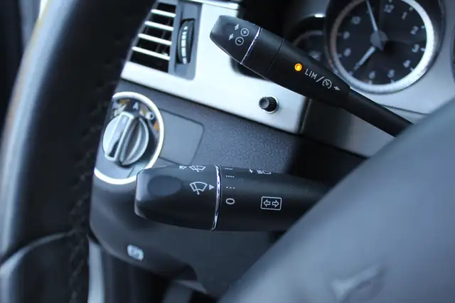 Mercedes-Benz 220 view 11