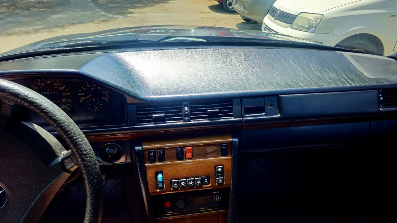 Mercedes-Benz E 200 (124), foto 2