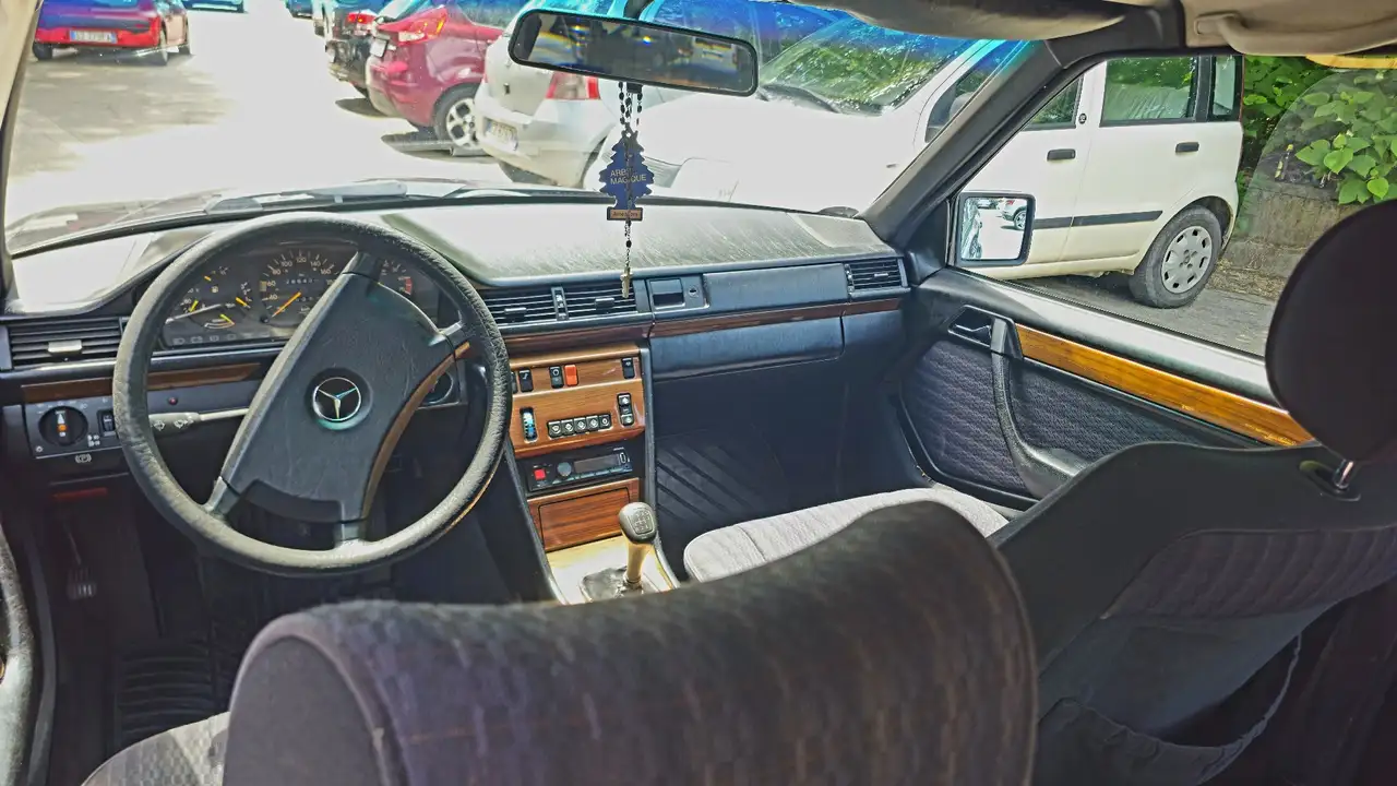 Mercedes-Benz E 200 (124), foto 6