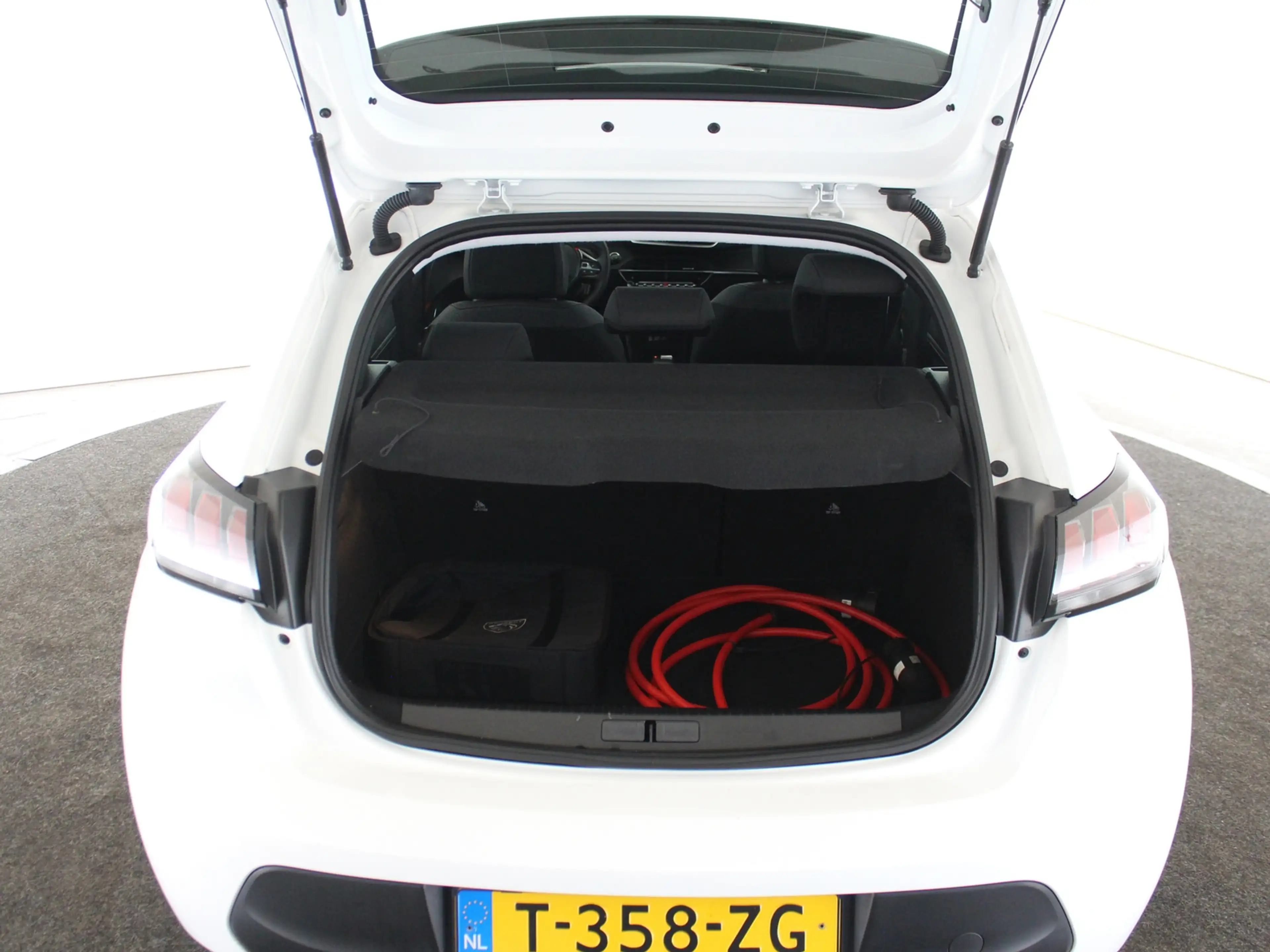 Peugeot e-208 EV Active Pack 50 kWh — photo 16