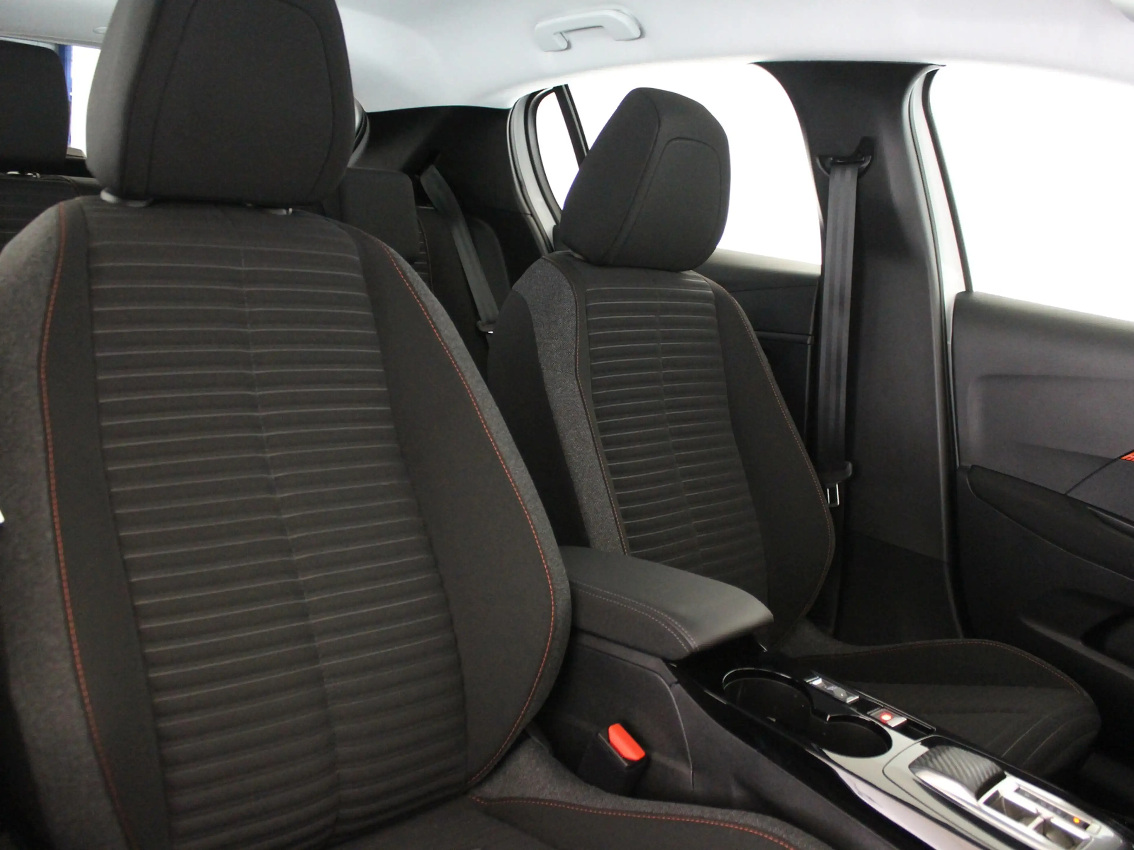 Peugeot e-208 EV Active Pack 50 kWh — photo 15
