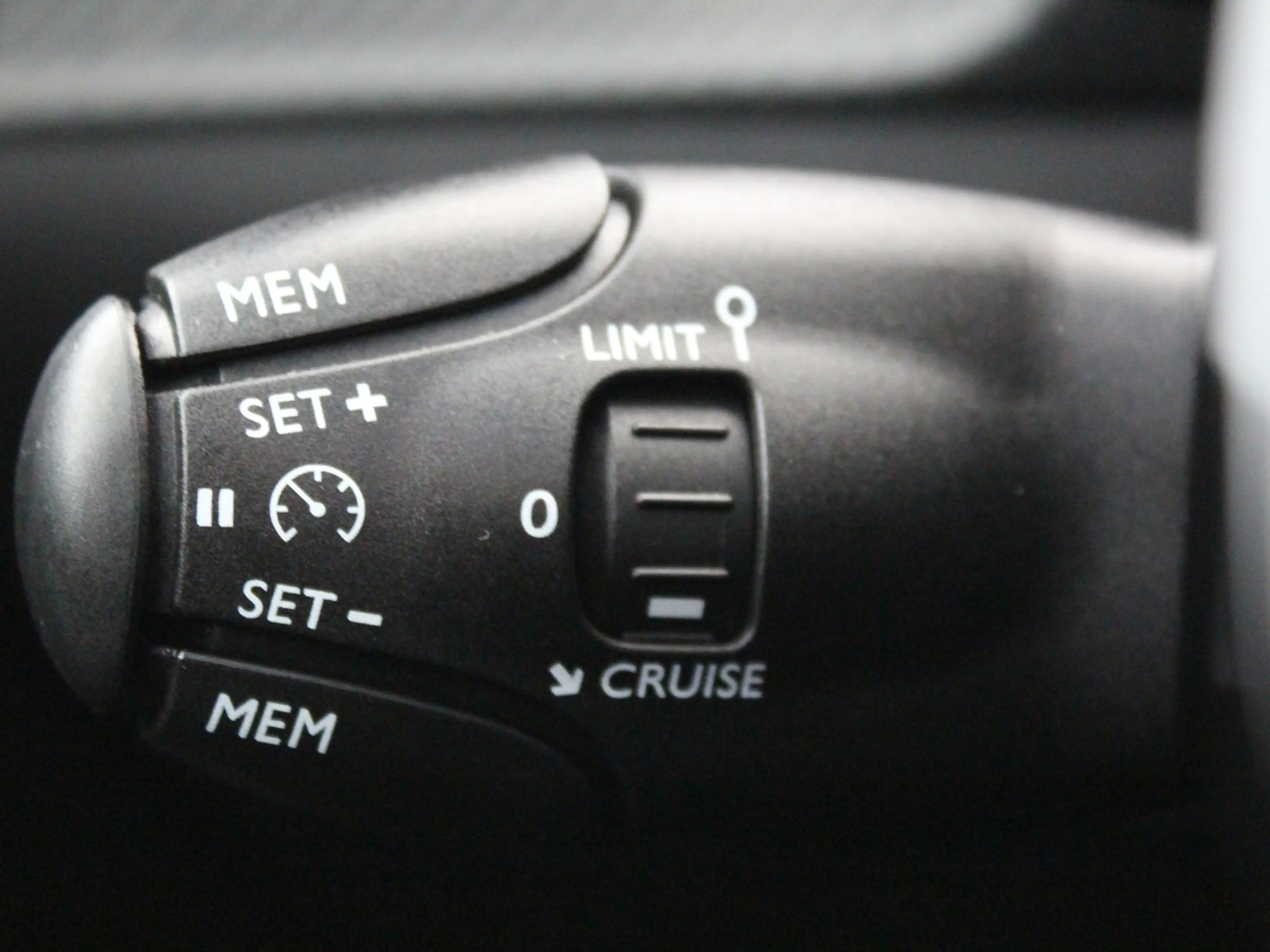 Peugeot e-208 EV Active Pack 50 kWh — photo 11