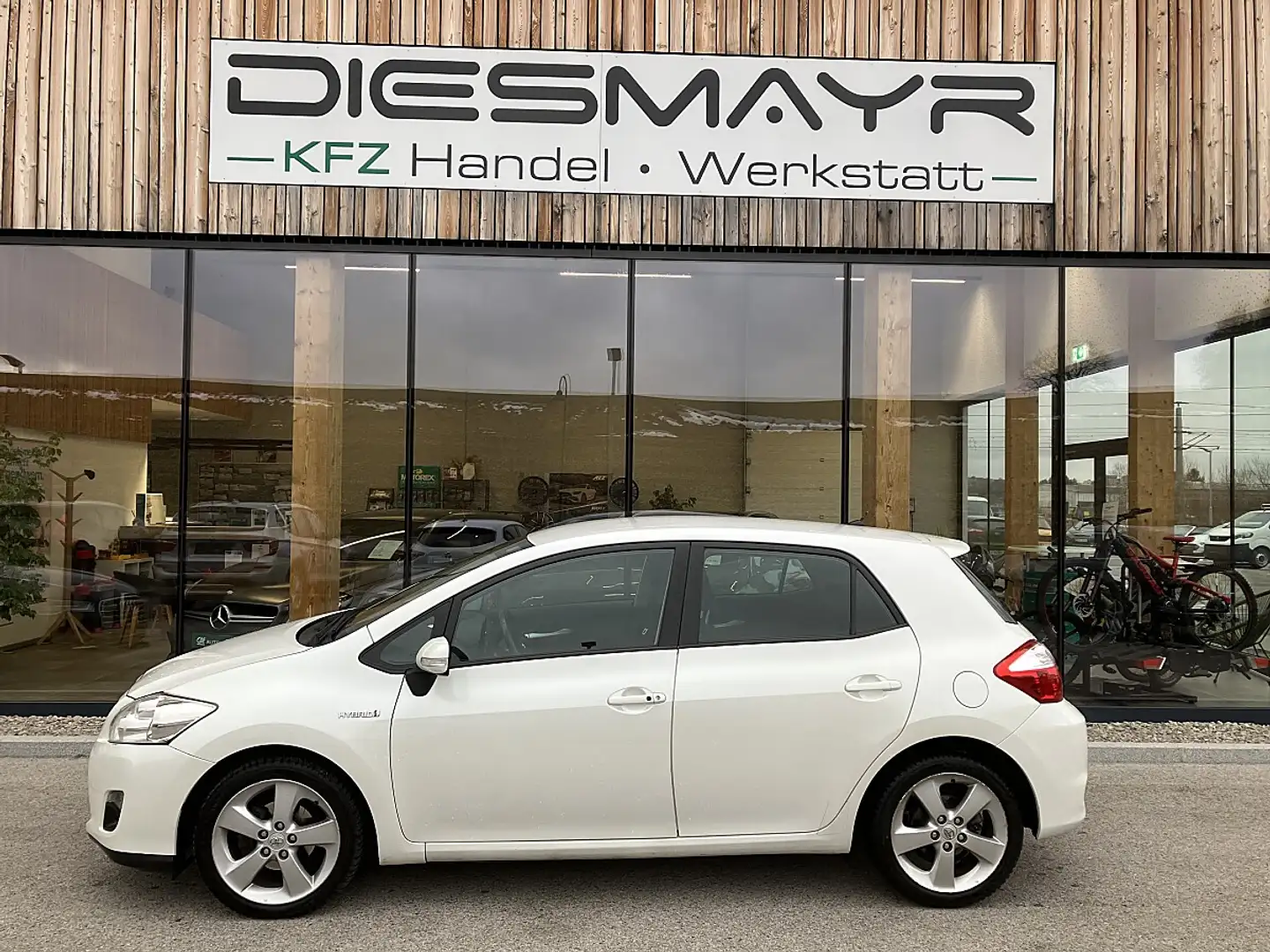 Toyota Auris 1,8 VVT-i Hybrid Premium Weiß - 2