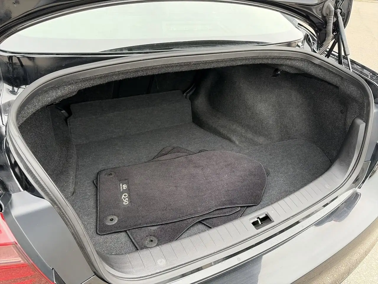 Infiniti Q50 снимка Infiniti Q50