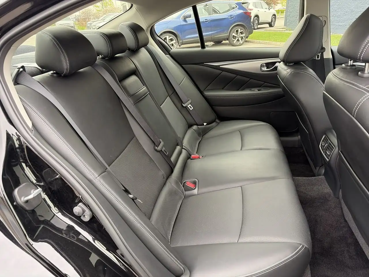 Infiniti Q50 снимка Infiniti Q50