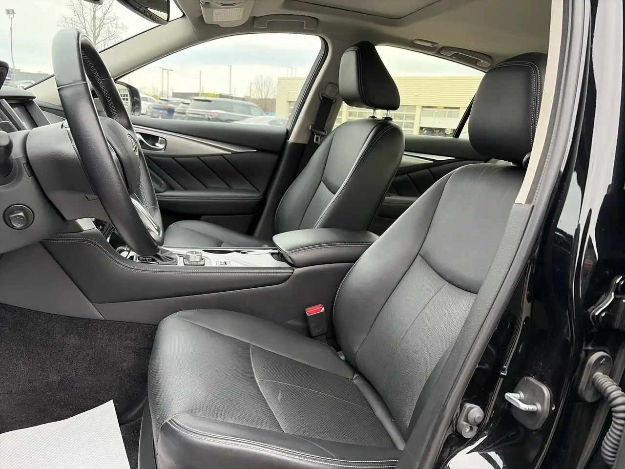 Infiniti Q50 снимка Infiniti Q50