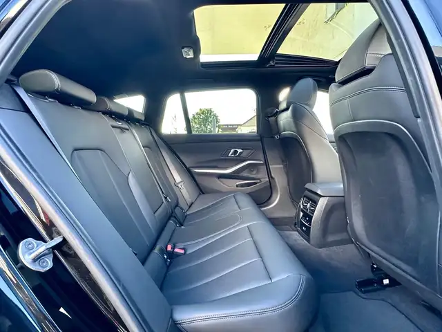 BMW 3 Series view 15