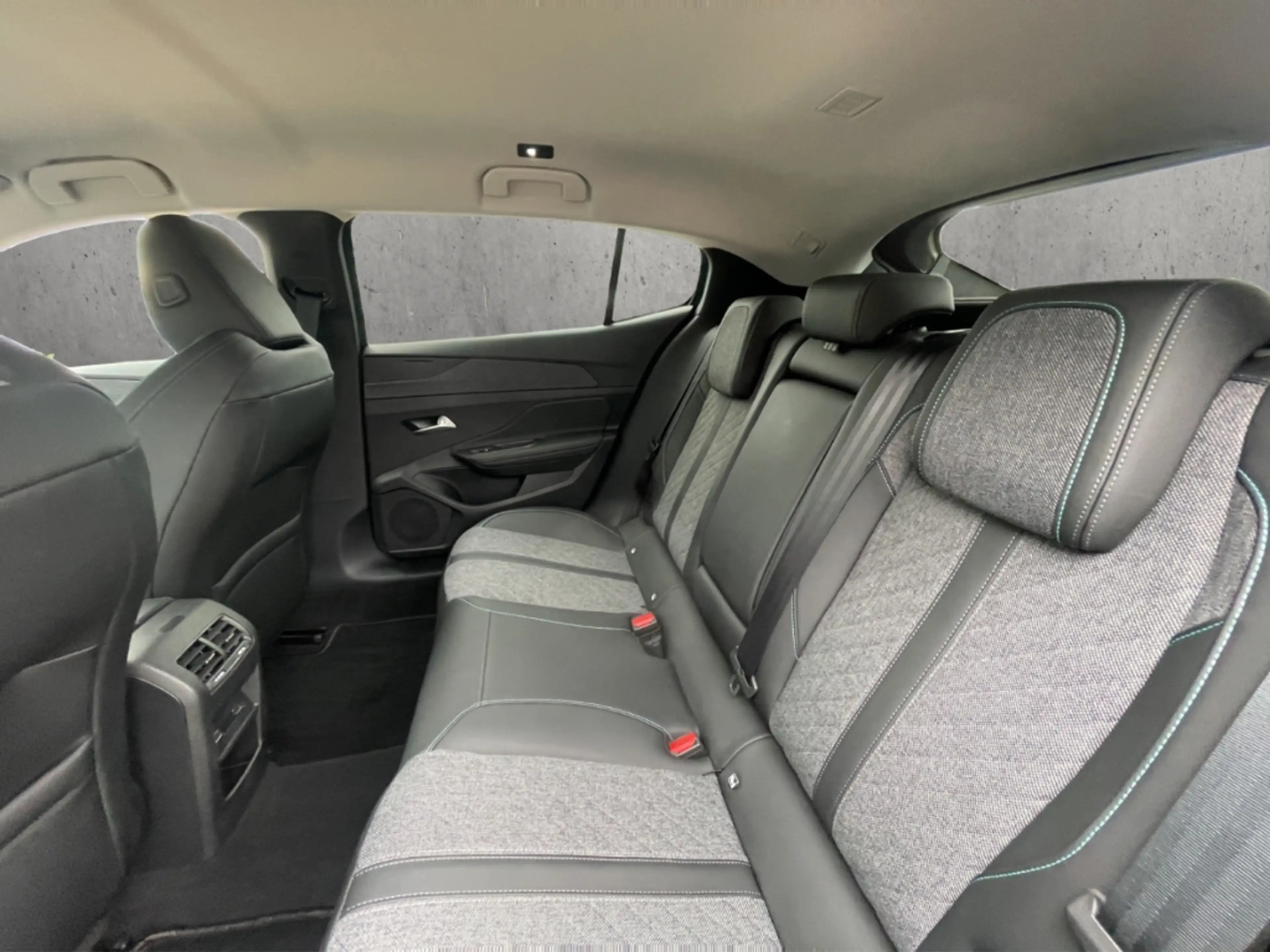 Peugeot 408 PT 130 Allure EAT8 AHK El. Sitz Kamera LED ACC Car — photo 8
