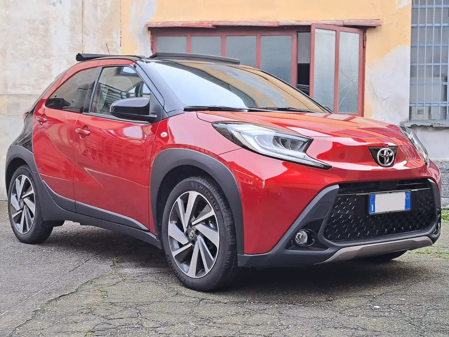Toyota Aygo X 1.0 VVT-i S-CVT LOUNGE AIR 5P * 18.000 KM * Roşu - 1