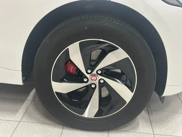 Jaguar F-Pace view 9