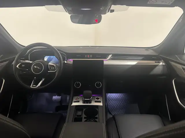 Jaguar F-Pace view 4