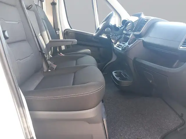 Opel Movano view 13