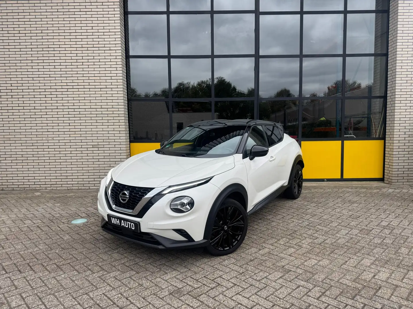 Nissan Juke 1.0 DIG-T Enigma, 4 seizoenen banden, LED verlicht Weiß - 1