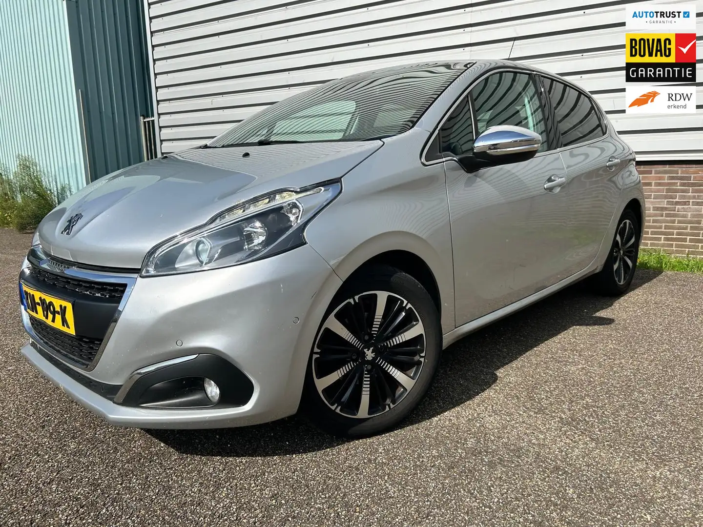 Peugeot 208 1.2 PureTech Allure Panodak Leer Automaat Grau - 1
