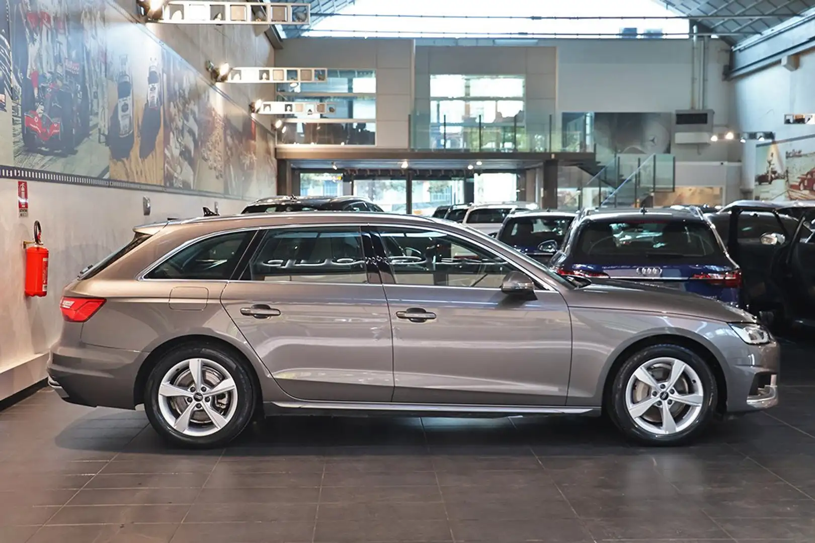 Audi A4 40 TDI Avant Quattro S-Tronic Business Advanced Grau - 2