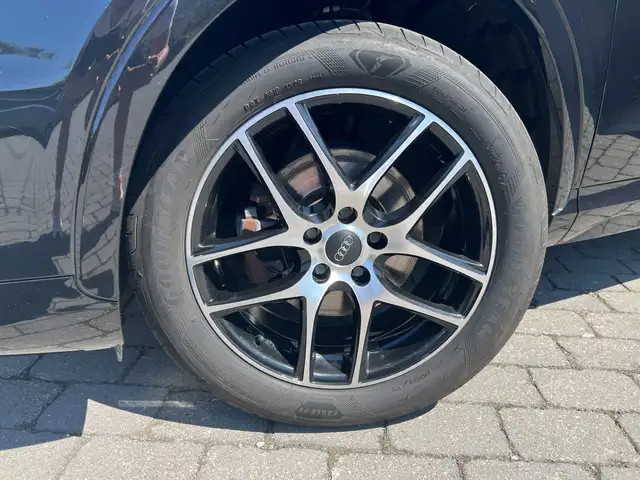 Audi Q3 view 15
