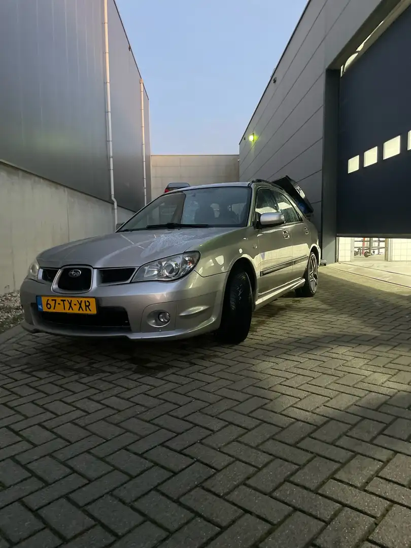 Subaru Impreza 2.0R Gris - 1