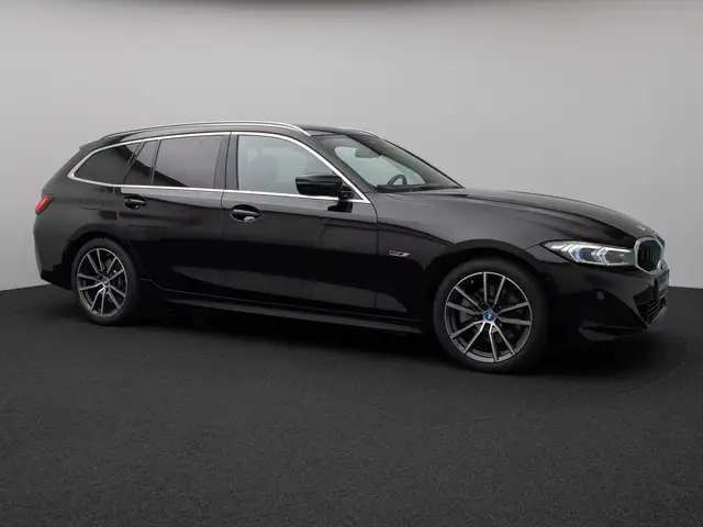BMW 3 Series view 4