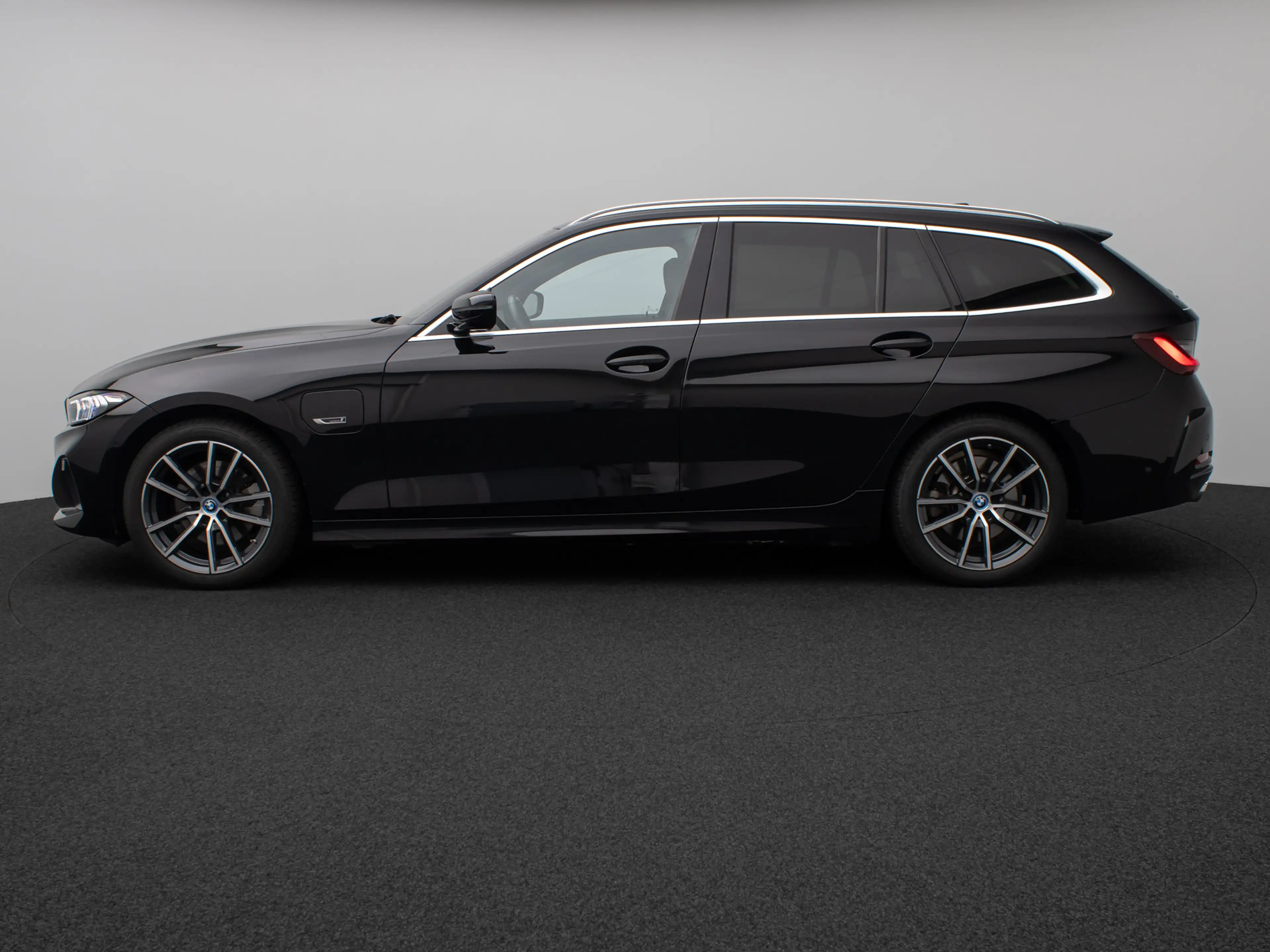 BMW 330 Pano. Kamera HUD DAB H K AHK Komfort Sport — photo 11