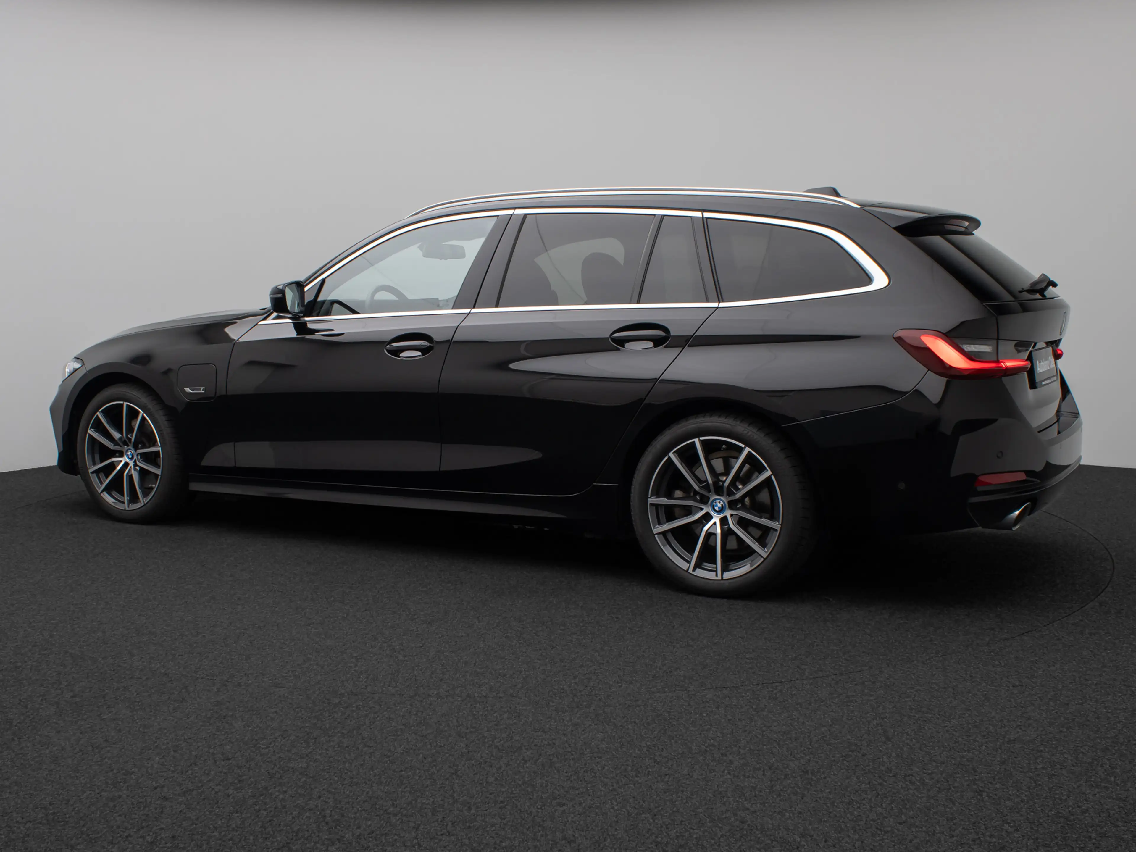 BMW 330 Pano. Kamera HUD DAB H K AHK Komfort Sport — photo 10