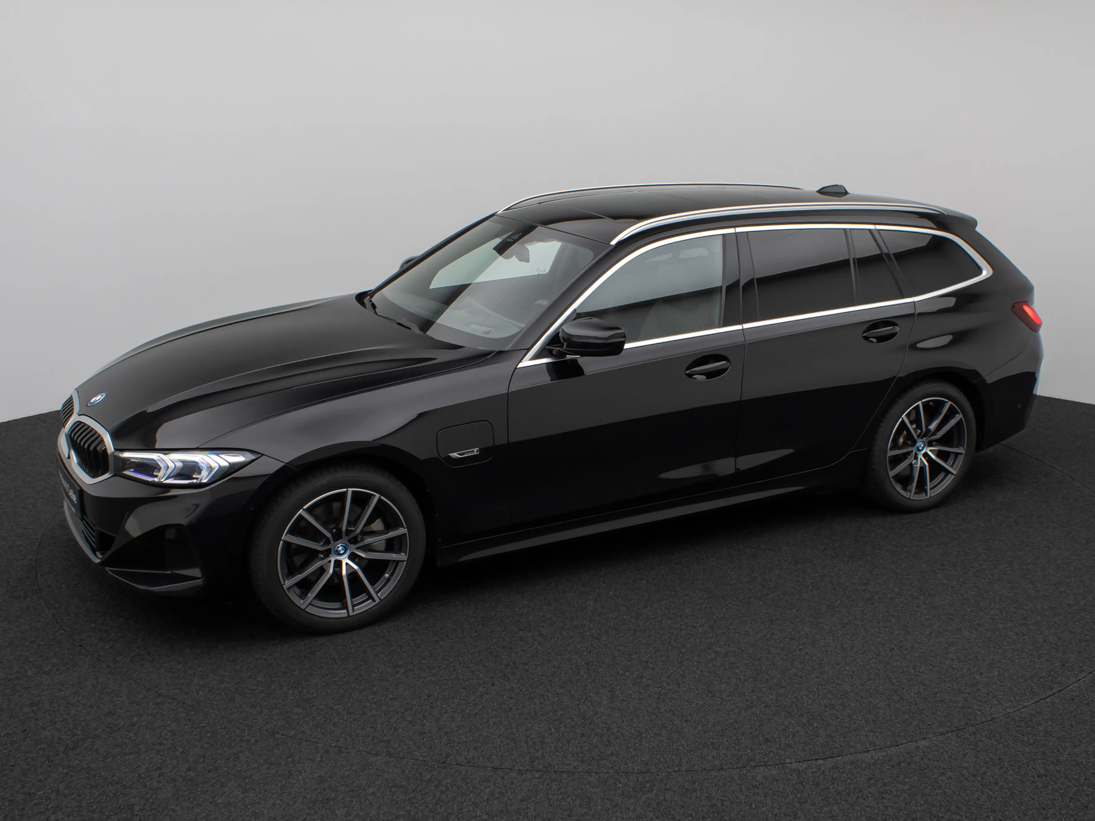 BMW 330 Pano. Kamera HUD DAB H K AHK Komfort Sport — photo 12