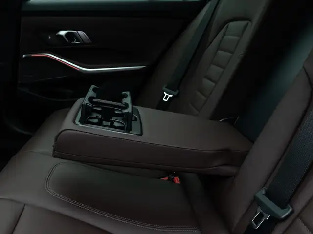 BMW 3 Series view 28