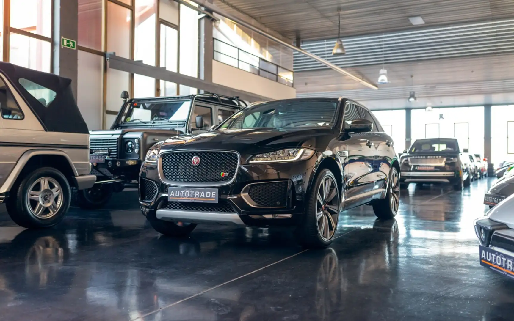Jaguar F-Pace 3.0 V6 S/C S Aut. AWD 380 Schwarz - 1