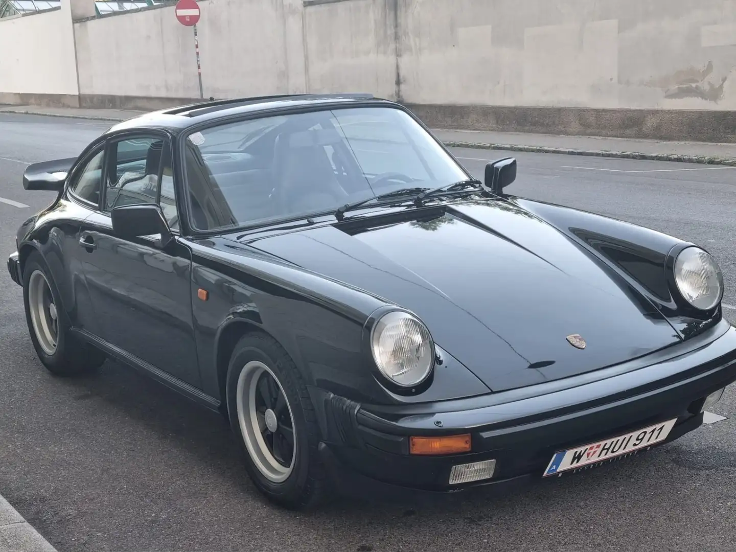 Porsche 911 Carrera Schwarz - 1