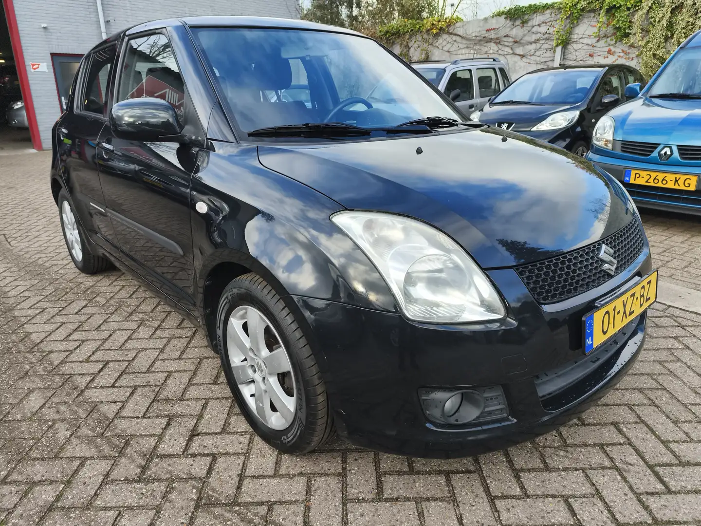 Suzuki Swift 1.3 Shogun, 5 deurs, Airco, Nieuwe APK tot 07-11-2 Zwart - 1