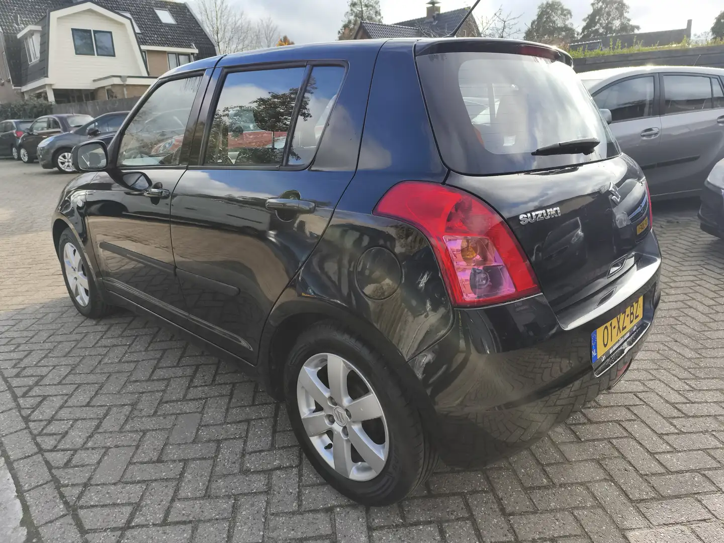 Suzuki Swift 1.3 Shogun, 5 deurs, Airco, Nieuwe APK tot 07-11-2 Zwart - 2
