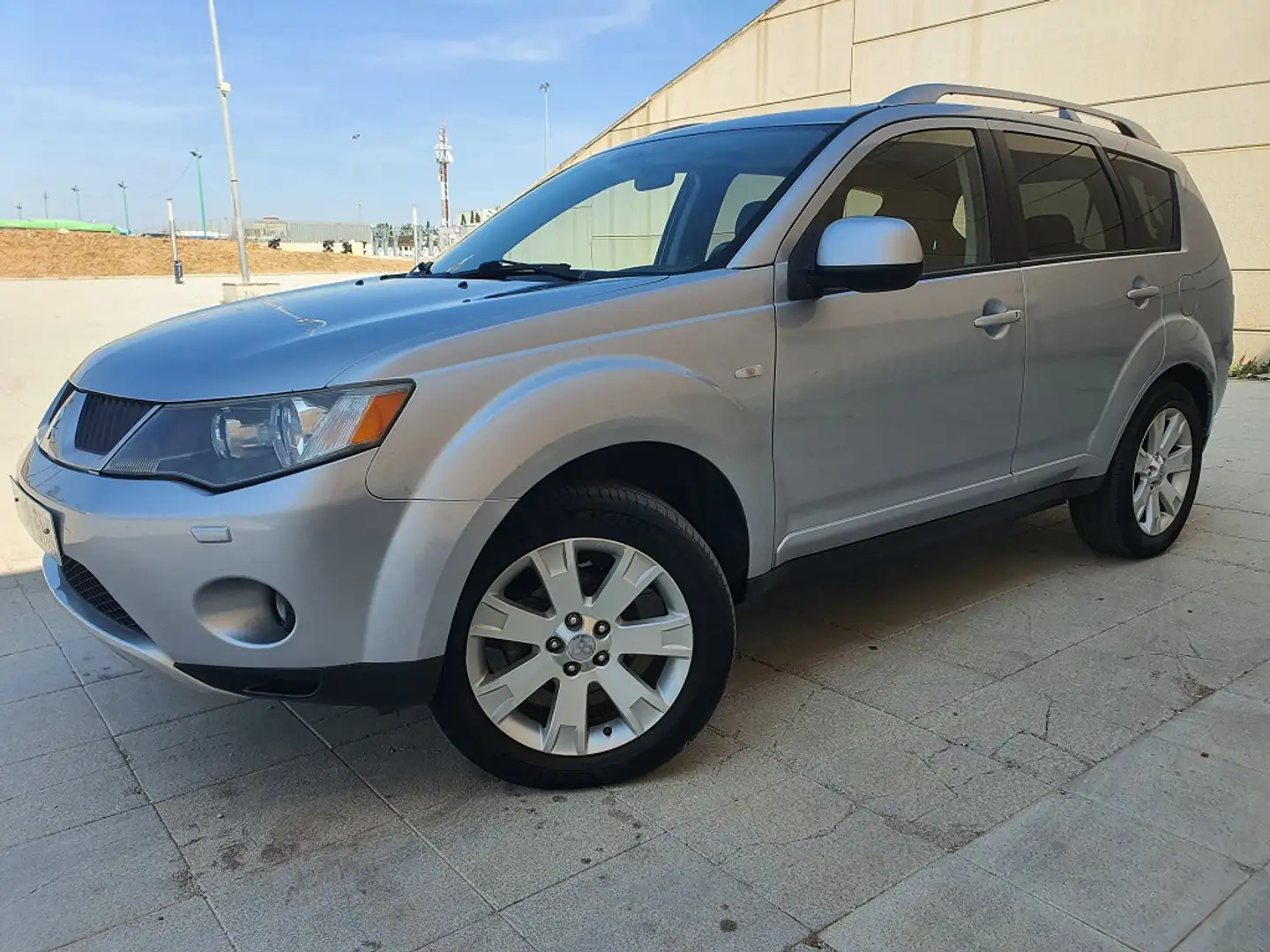 Mitsubishi Outlander 2.0DI-D Challenge Plateado - 1