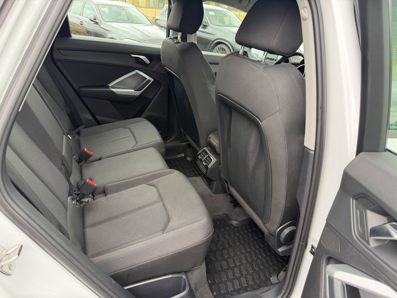 Audi Q3 40 TFSI quattro Standheizung Digital Kamera — photo 14