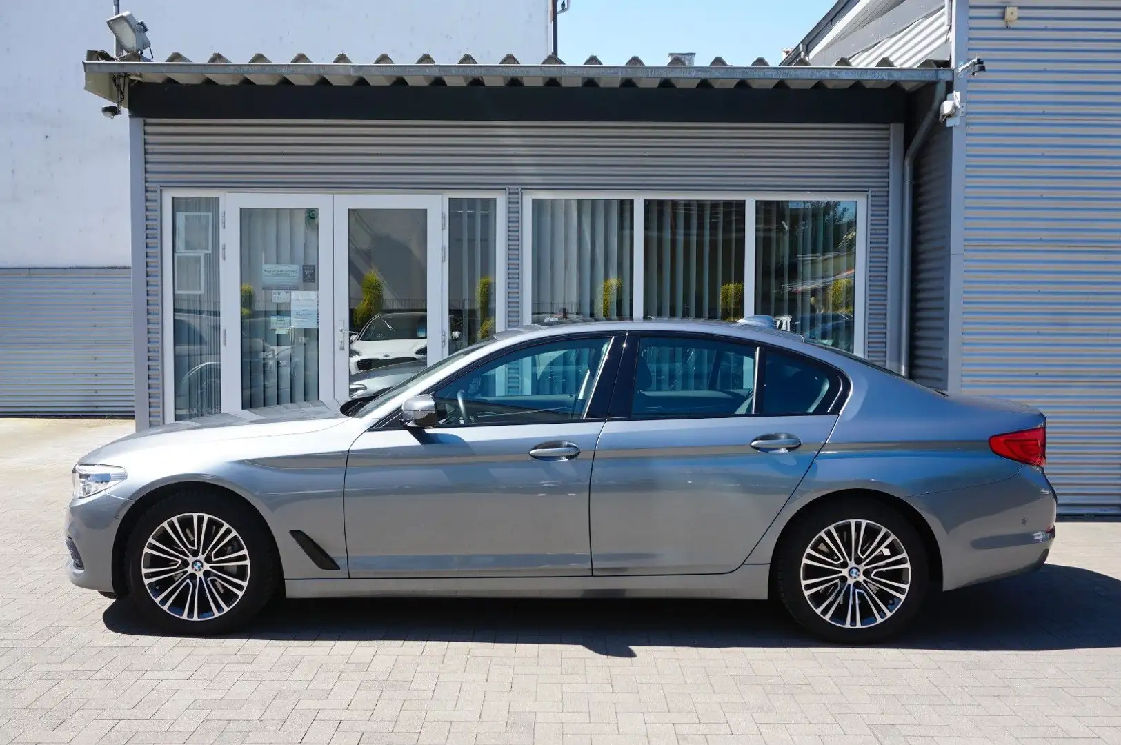 BMW 530 d xDrive Sport Line DriAssP ParkA NaviPr Glas Grigio - 2