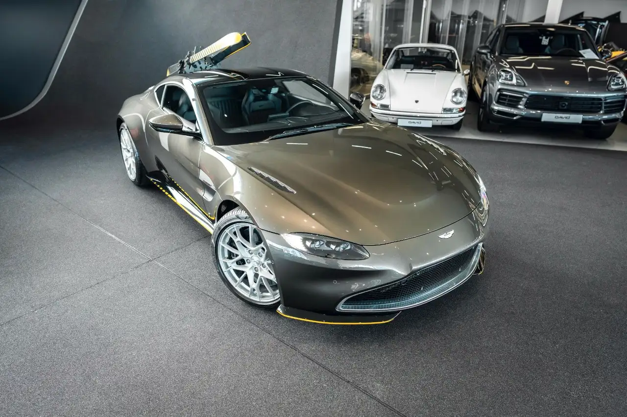 Aston Martin V8