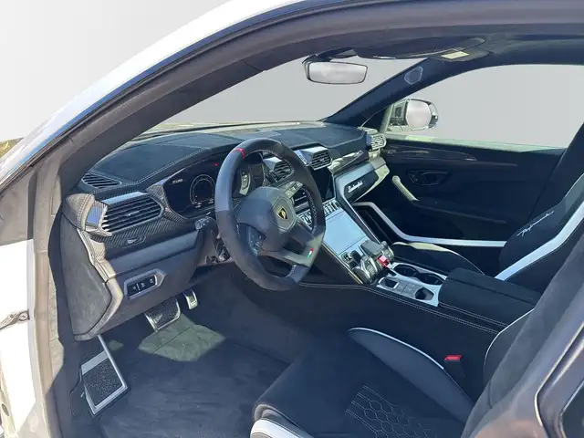 Lamborghini Urus view 8