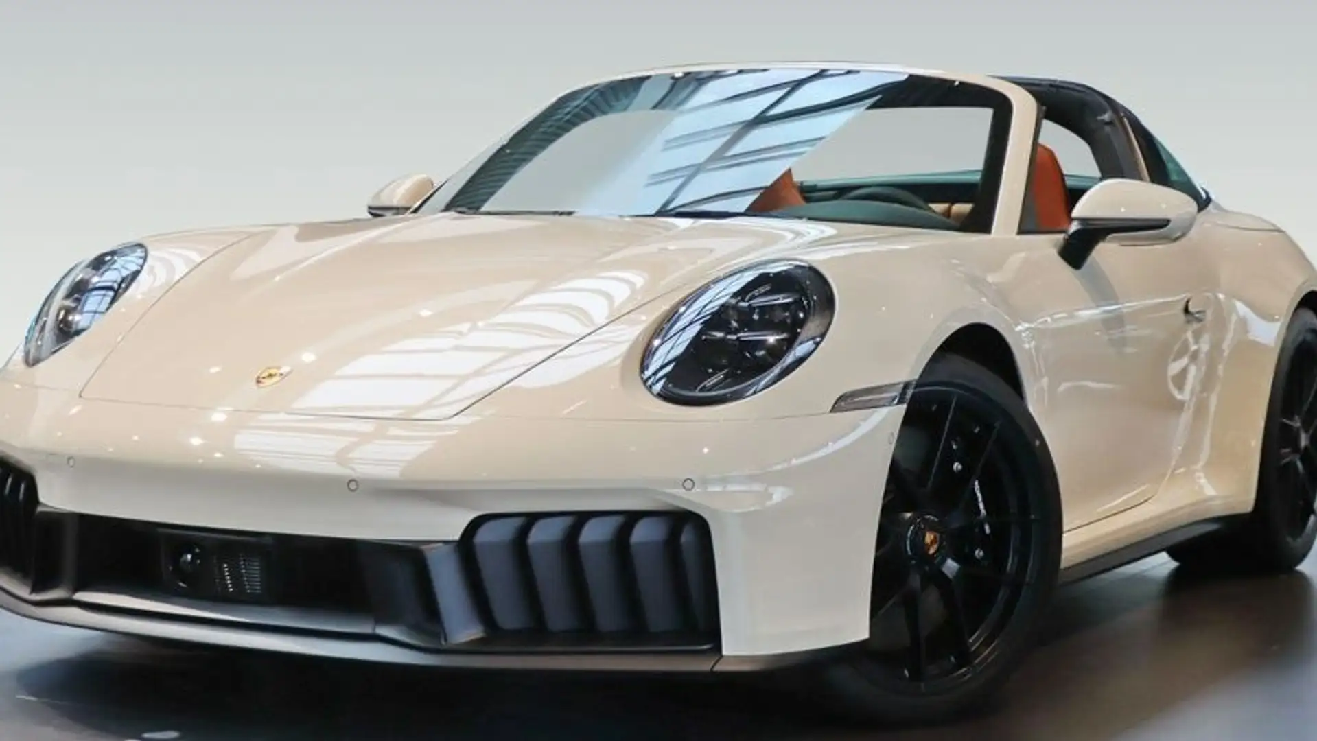 Porsche 992 Targa 4 GTS PDK Beige - 1