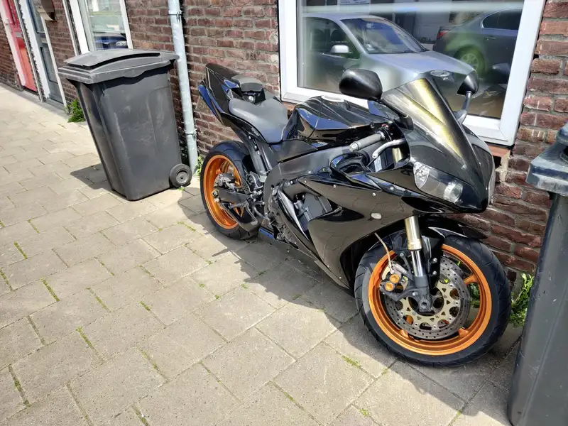 Yamaha YZF-R1 - foto 3