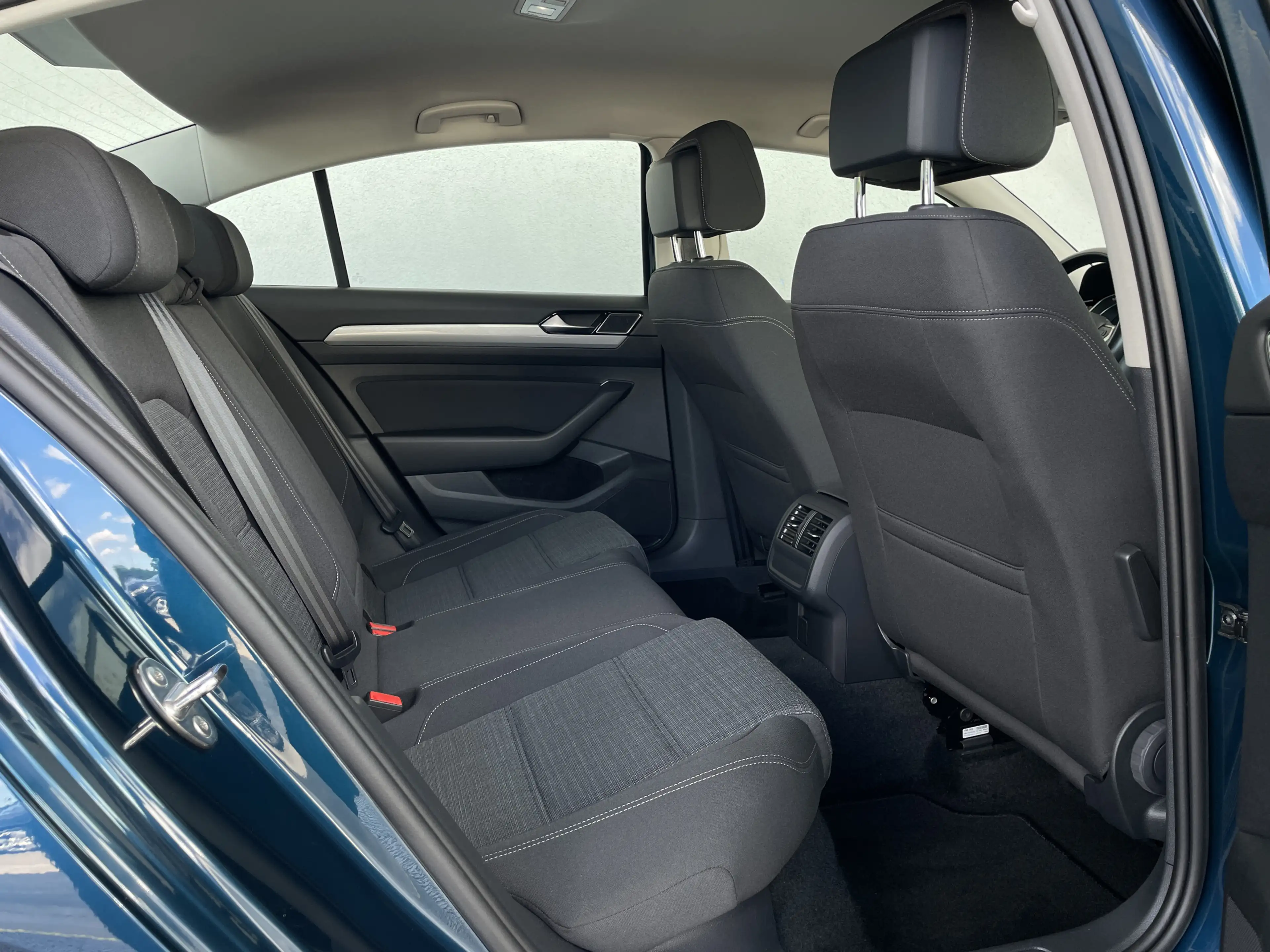 Volkswagen Passat 1.5 TSI 150PS*LIM.*BUSINESS*LED*CARPLAY* — photo 12