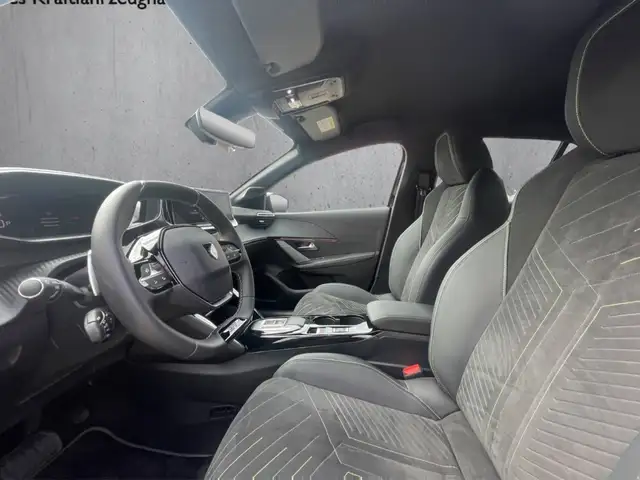 Peugeot 208 view 9