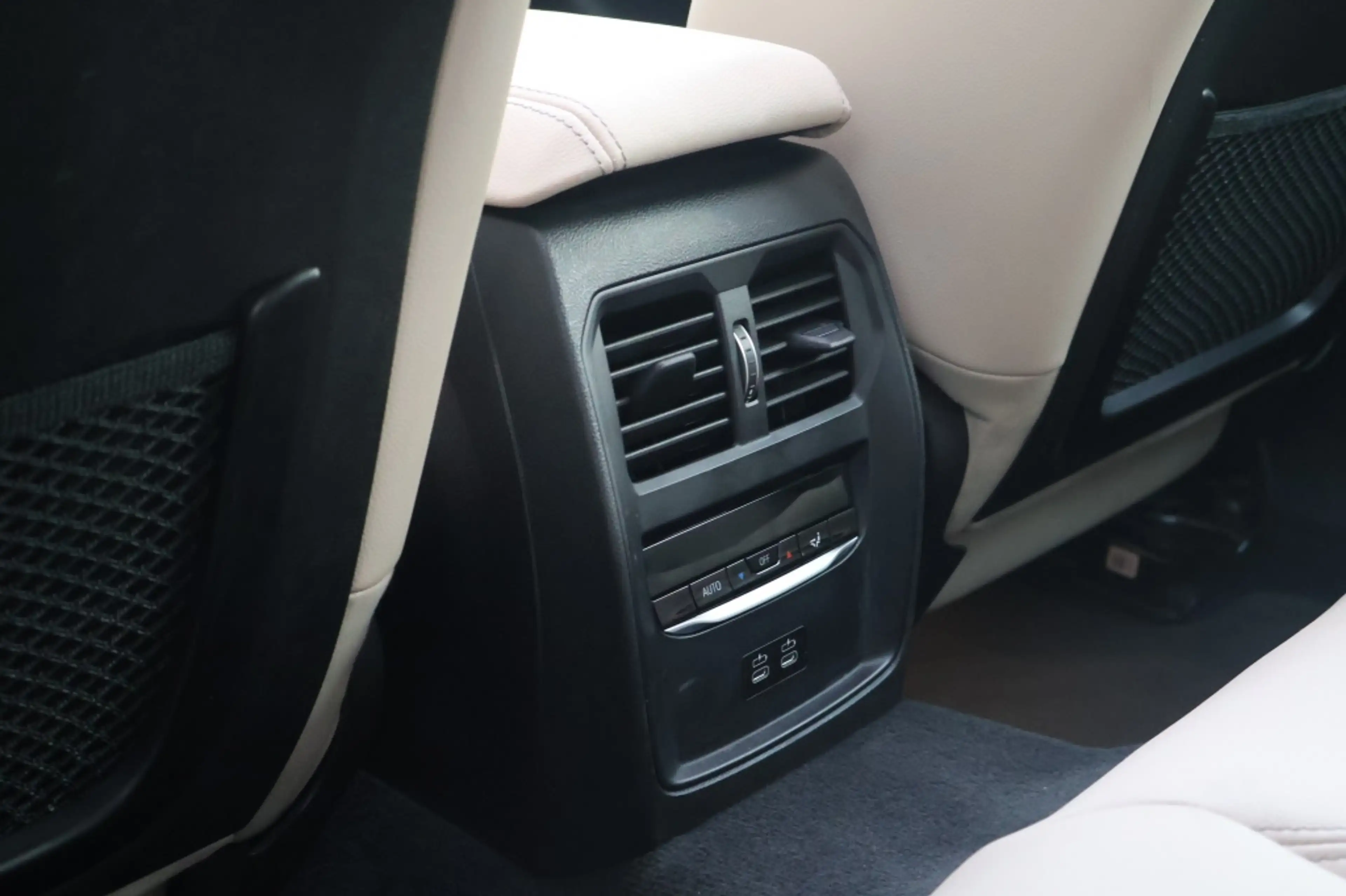 BMW i4 (G26) BEV eDrive40 340pk SoH 97% I Pano I Laser LE — photo 36