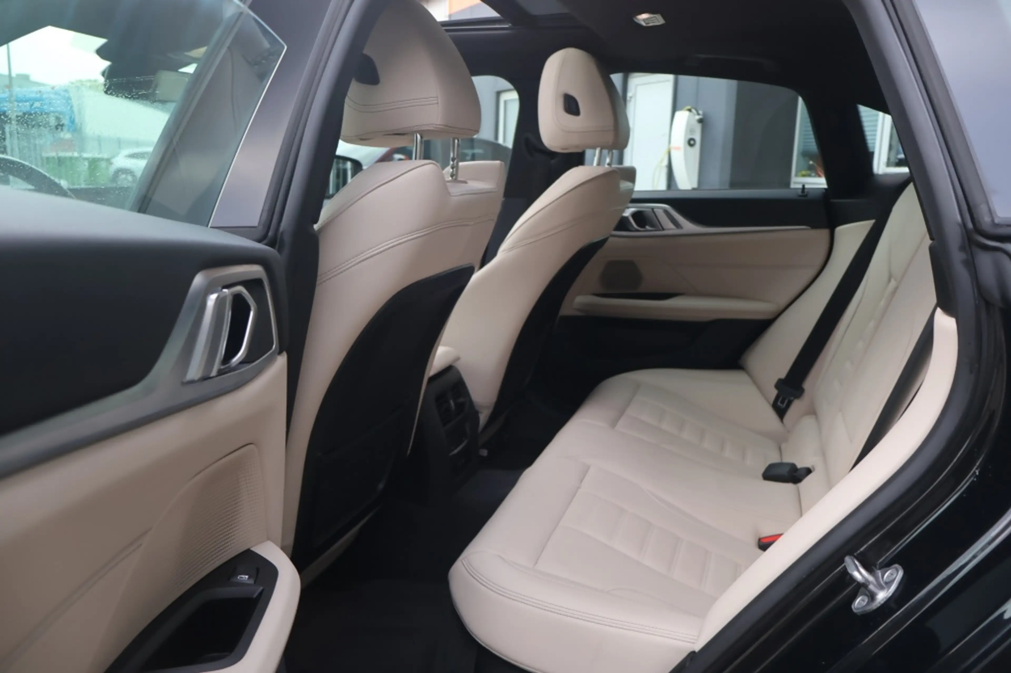 BMW i4 (G26) BEV eDrive40 340pk SoH 97% I Pano I Laser LE — photo 18