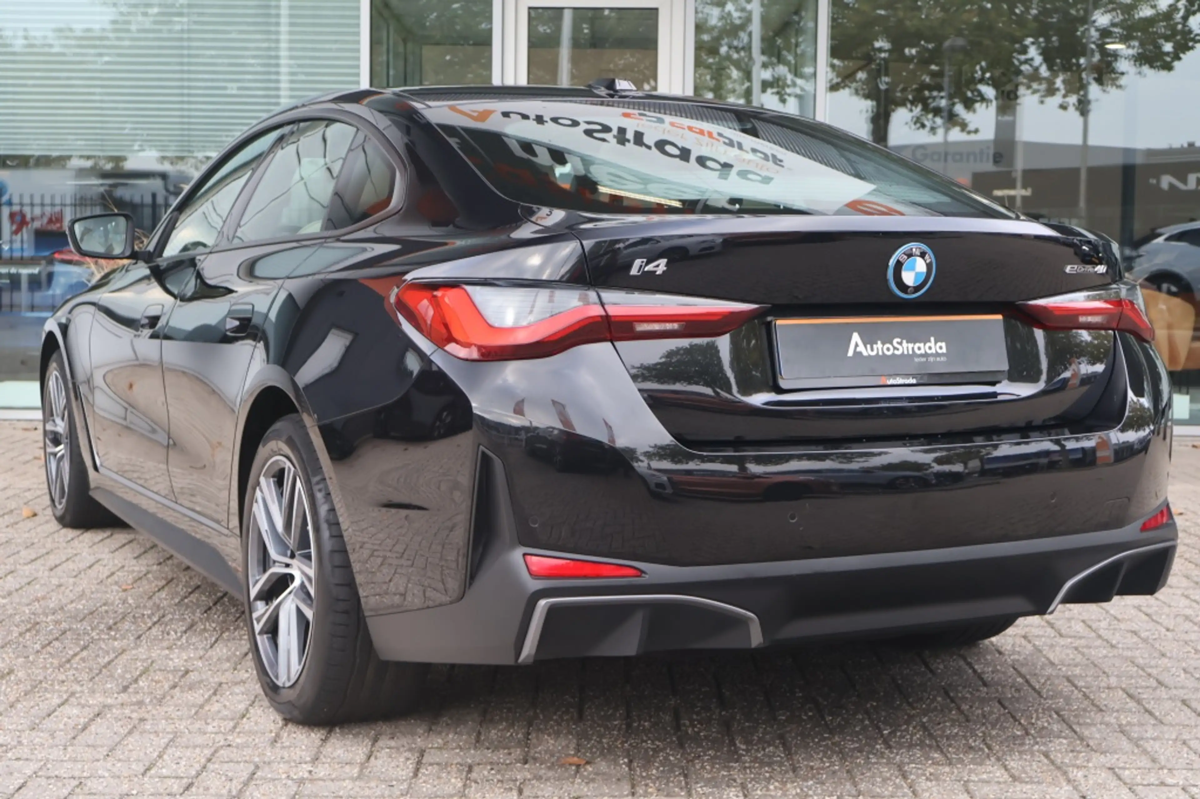 BMW i4 (G26) BEV eDrive40 340pk SoH 97% I Pano I Laser LE — photo 2