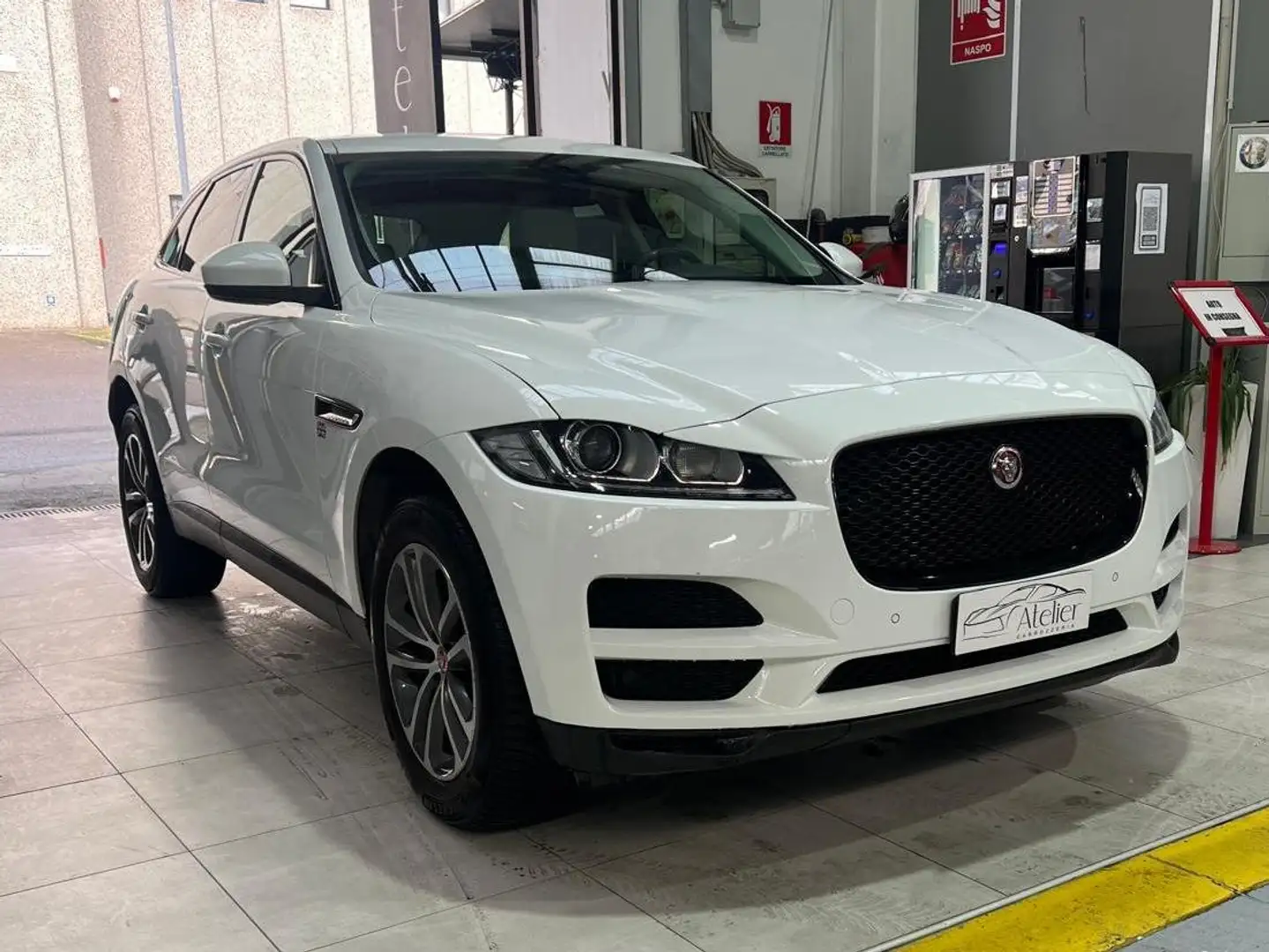 Jaguar F-Pace F-Pace 2015 2.0d i4 R-Sport awd 180cv auto my18 Blanc - 1