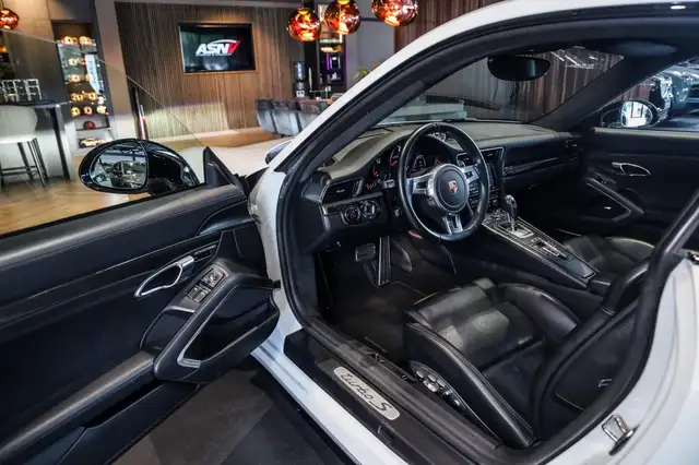 Porsche 911 view 4