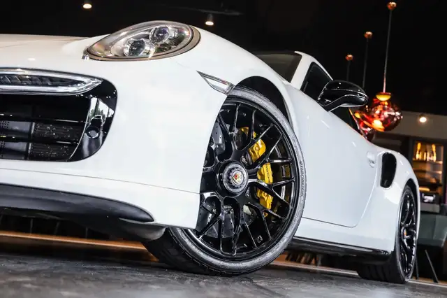 Porsche 911 view 9