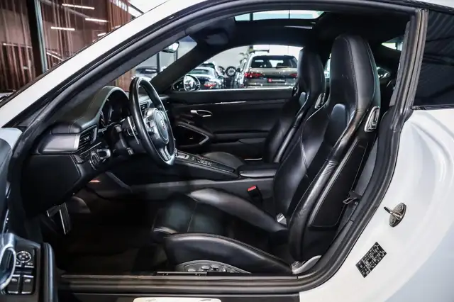 Porsche 911 view 5